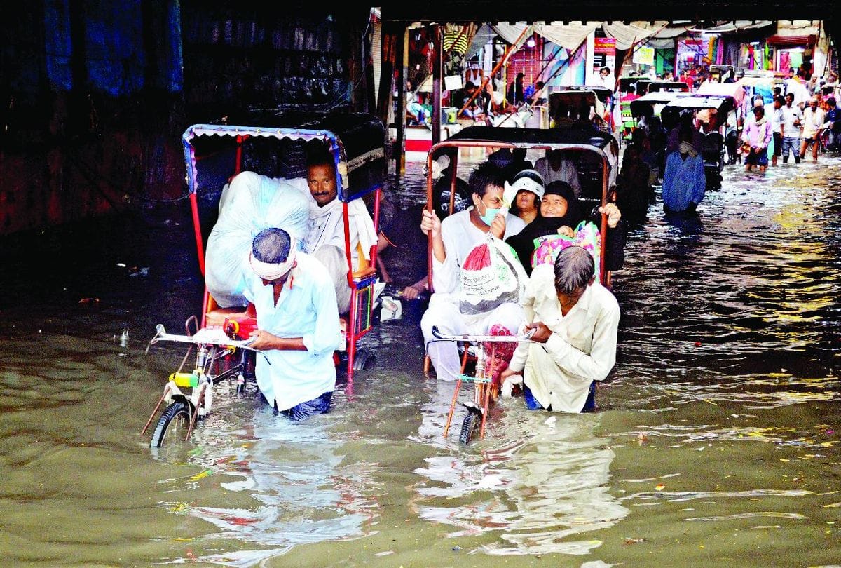 waterlogging on the roads after heavy rain in agra