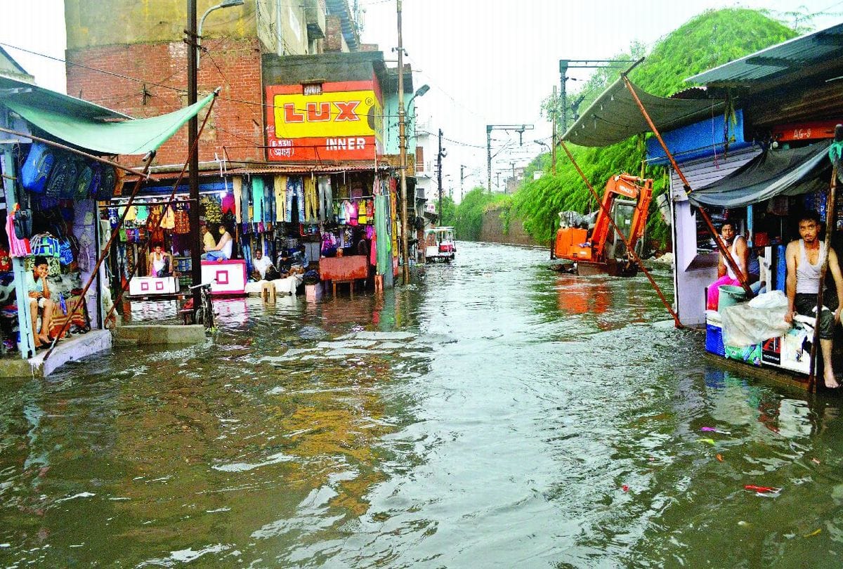 waterlogging on the roads after heavy rain in agra
