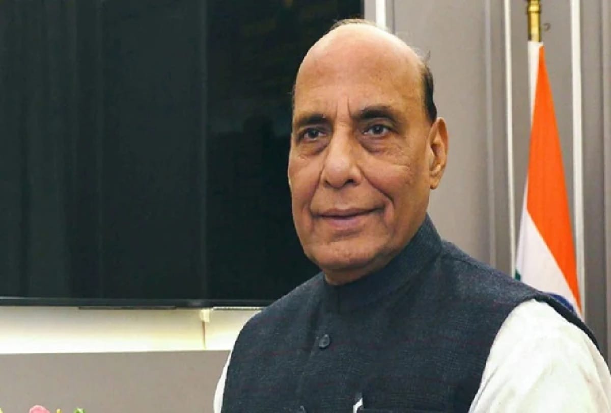 Defense Minister Rajnath Singh launched life insurance scheme for ten thousand workers