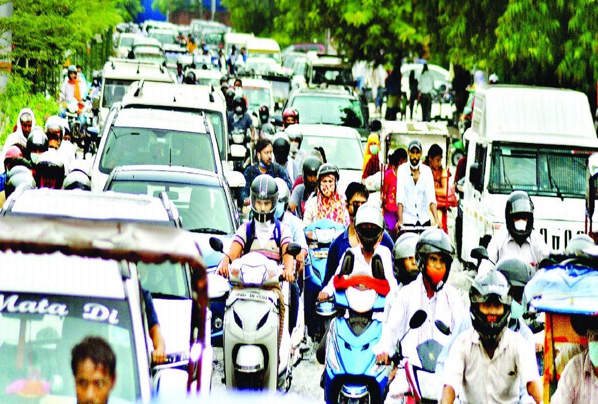 One and a half milometer long traffic jam on MG Road in Agra