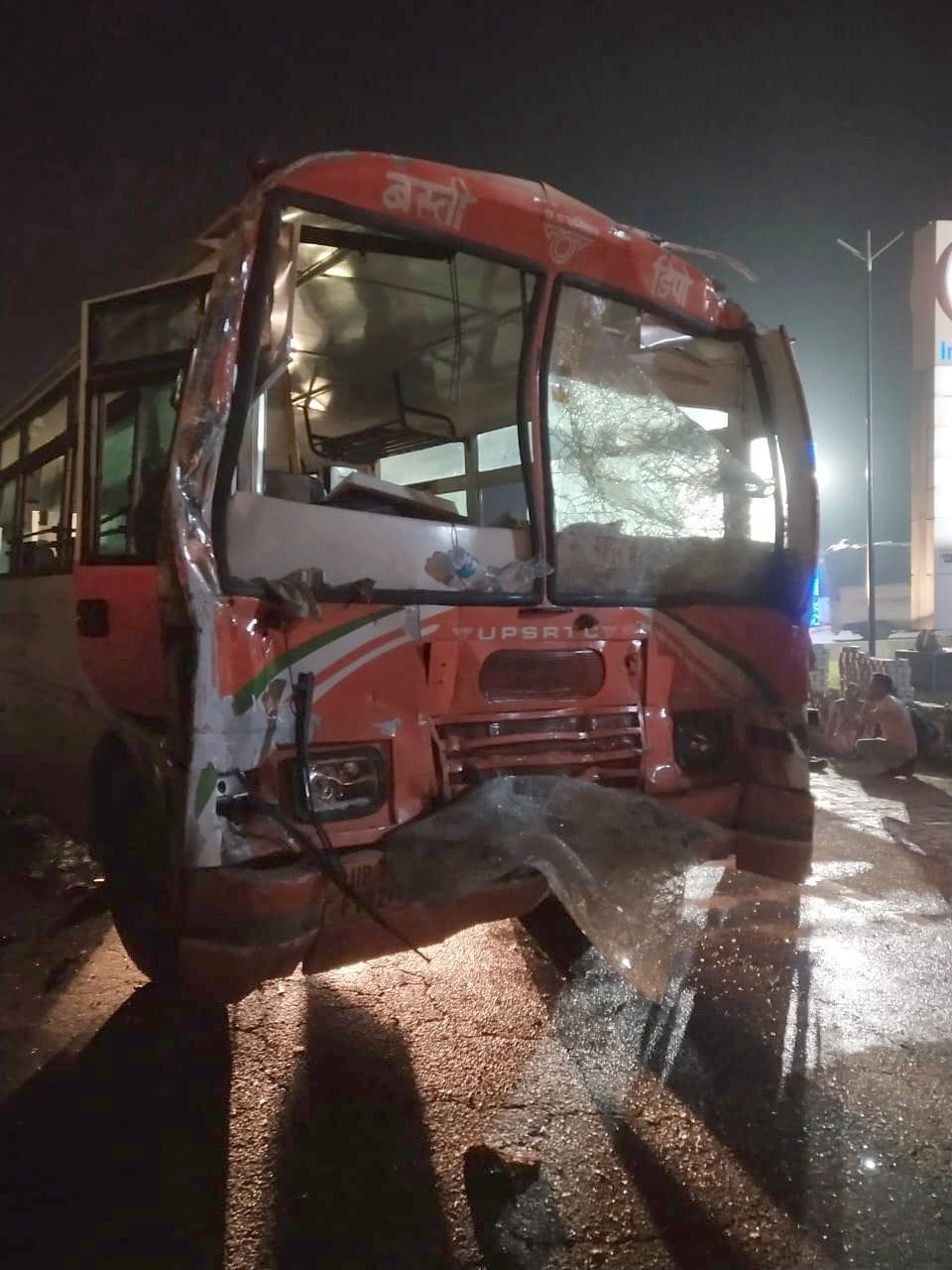 Accident on highway, driver killed, 25 injured