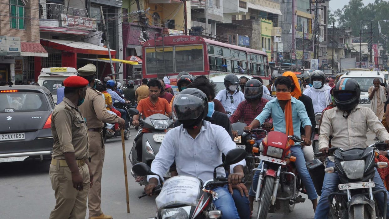 Open market after two days of total closure, social distancing flees