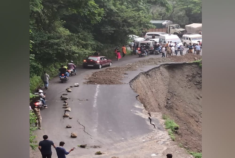 Uttarakhand Weather: Dehradun Mussoorie Road 50 Meter Road Damage, Vehicle Movement Stop