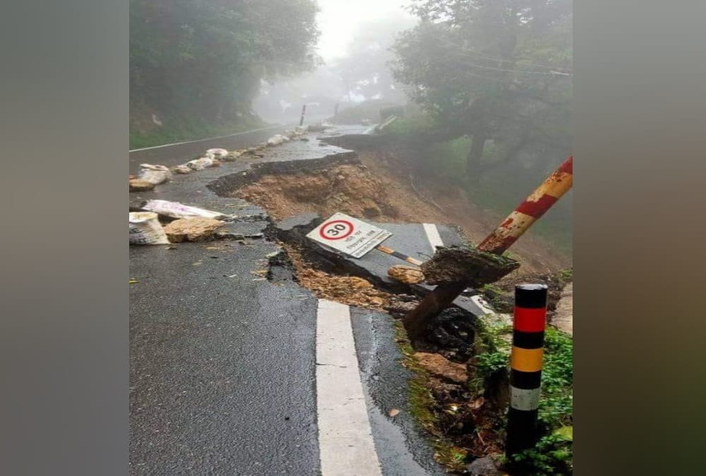 Uttarakhand Weather: Dehradun Mussoorie Road 50 Meter Road Damage, Vehicle Movement Stop
