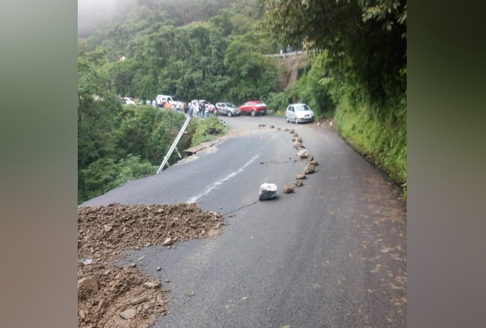 Uttarakhand Weather: Dehradun Mussoorie Road 50 Meter Road Damage, Vehicle Movement Stop