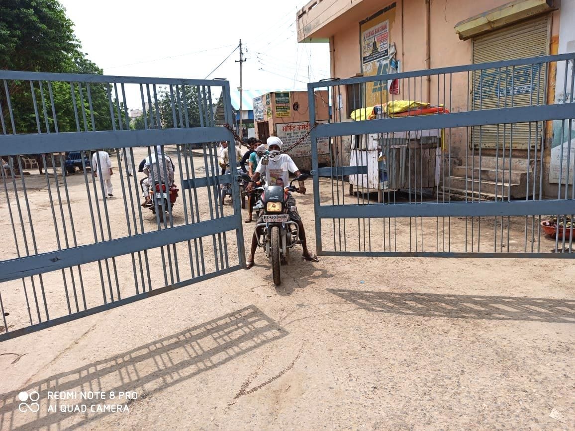 farmer upset due to the closure of market gate