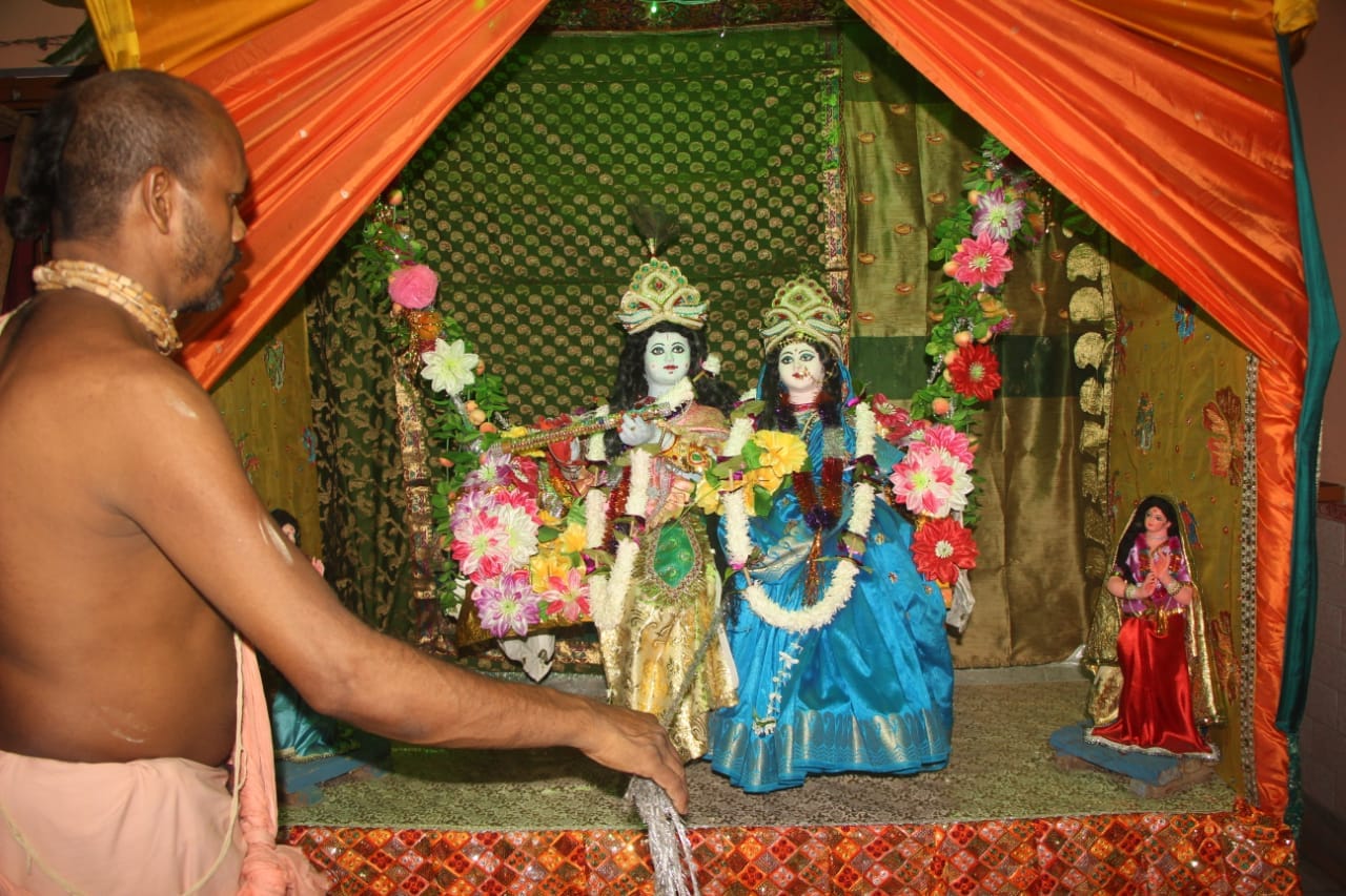 Janmashtami 2020: Baba Vishwanath on swing with Shri Krishna
