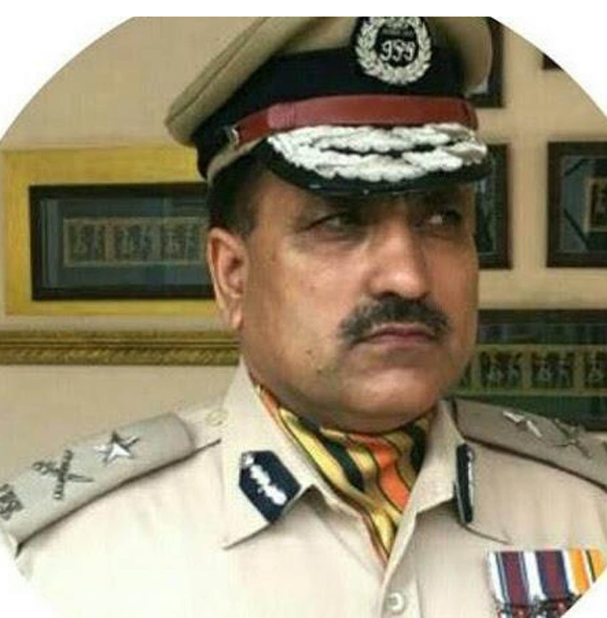 phattee par sokar kisaan ka beta bana pulis ka raaja