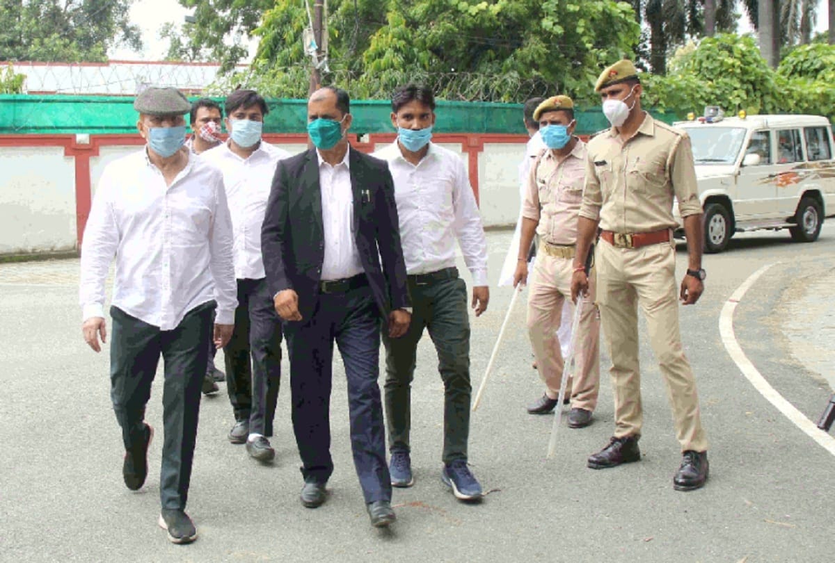 samajwadi party MP Azam Khan close Former CO Ale hasan Had influence in Rampur see photos