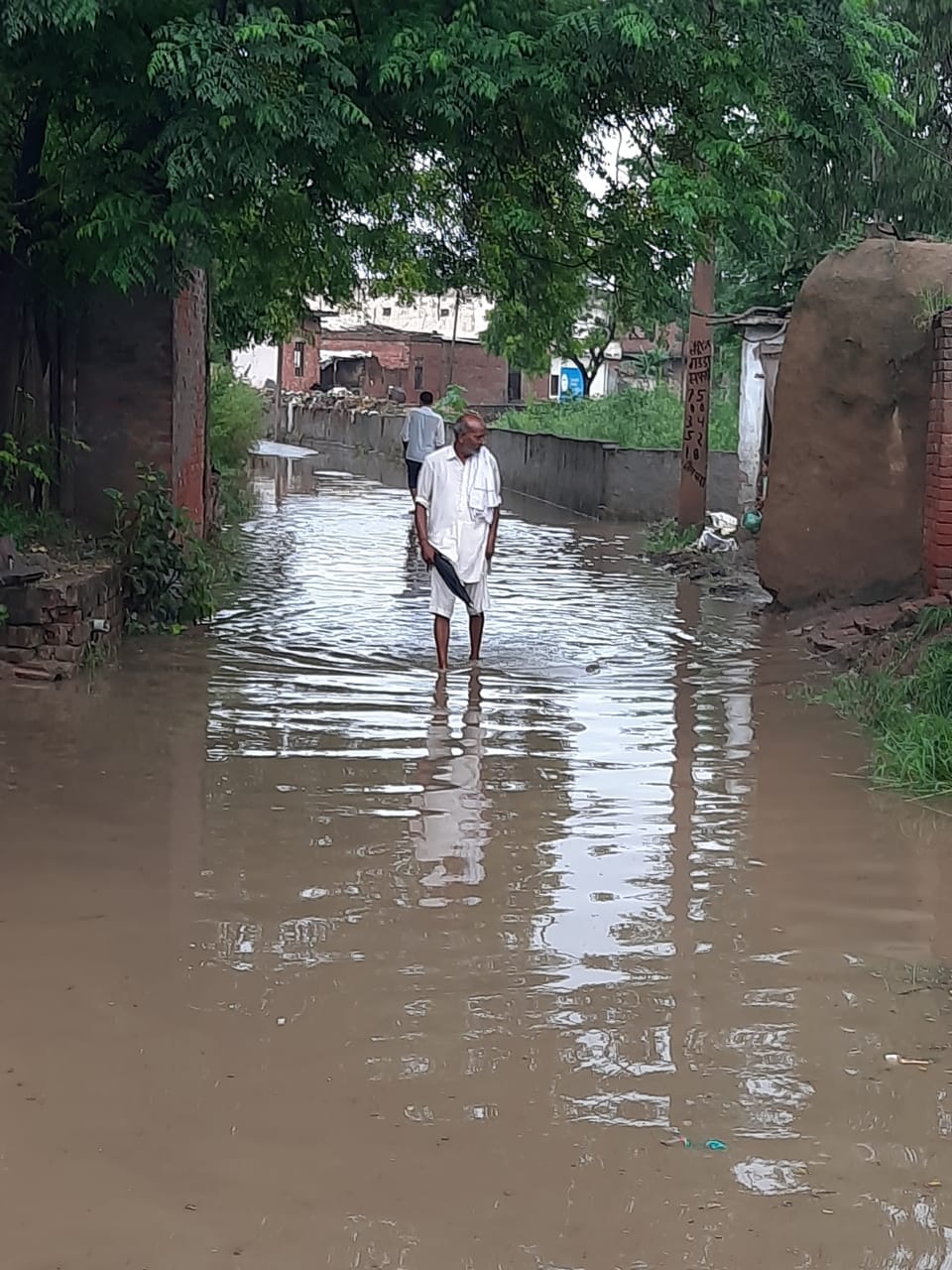 Rain opened the drain of the drain, the main road was submerged
