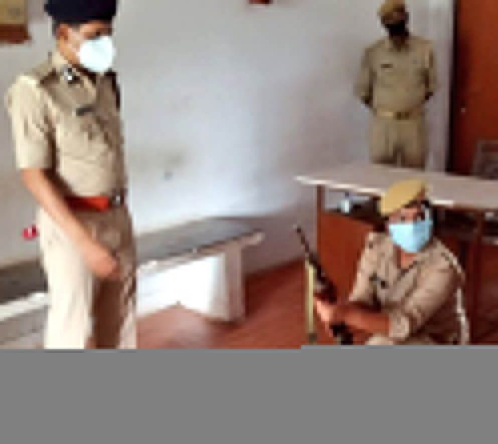 raiphal ka chaimbar kholane mein ulajh gaya kaanstebal