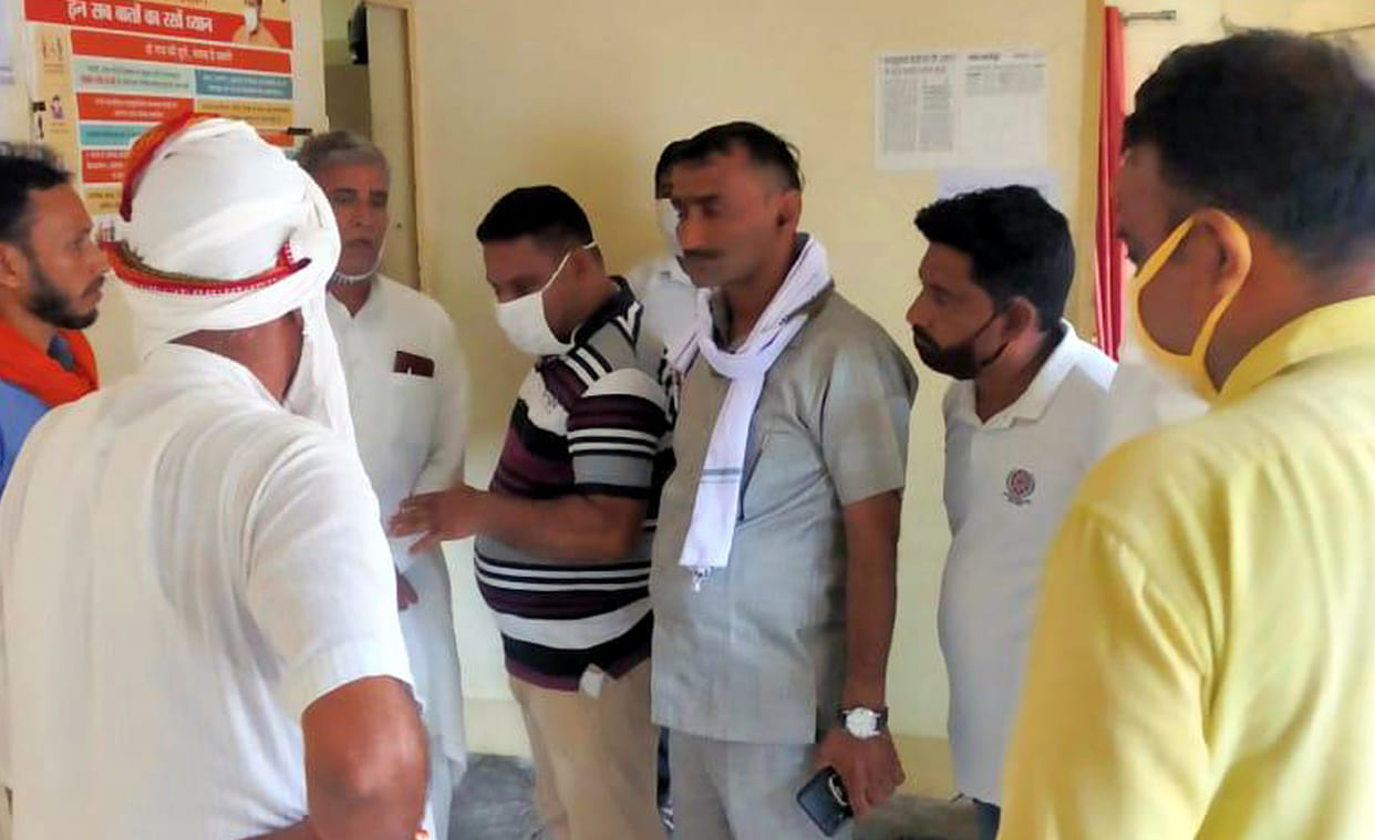 Ruckus at SDM office of activists of Hindu organizations