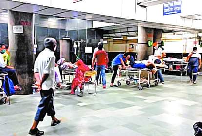 जीएमसीएच में मरीज अभी भी स्ट्रेचर पर