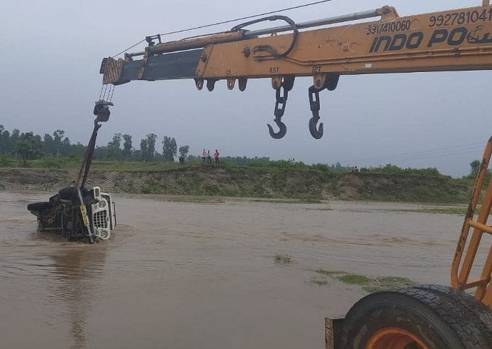 Vehicles stranded in Kathiyari and Kotwali river