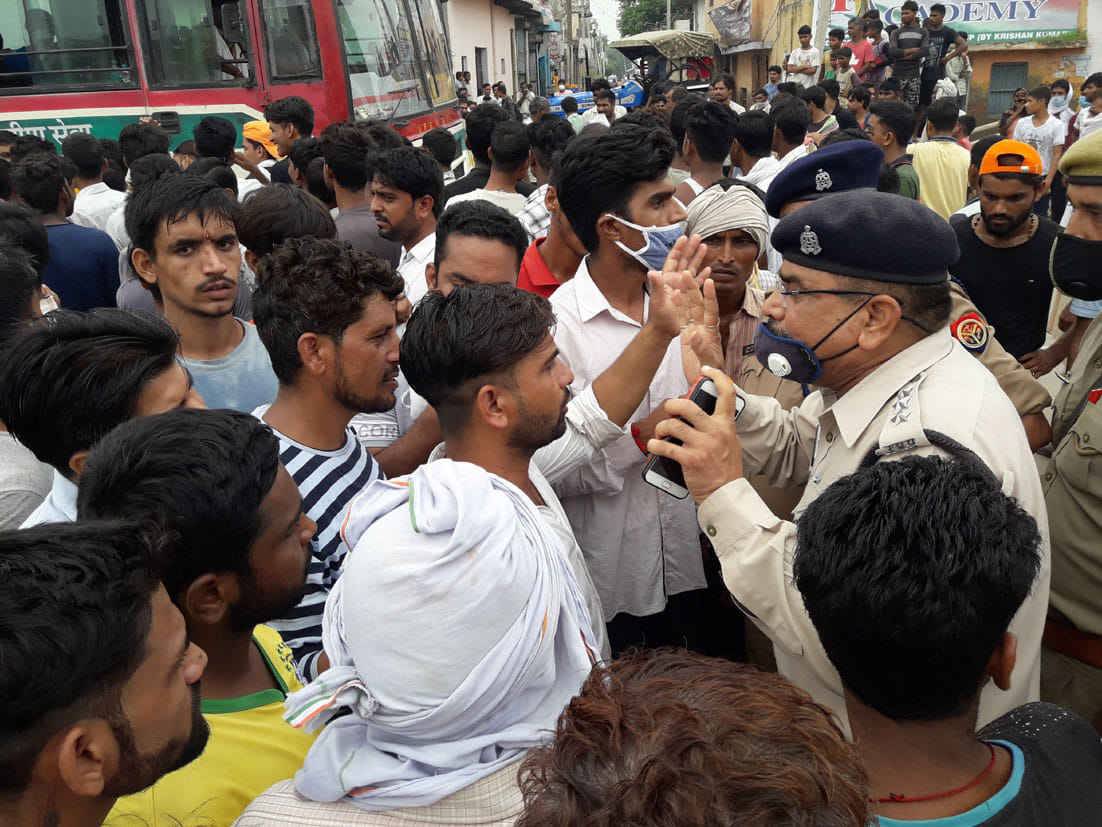 Demolition in protest against Gokshi, jammed by keeping the remains on the highway