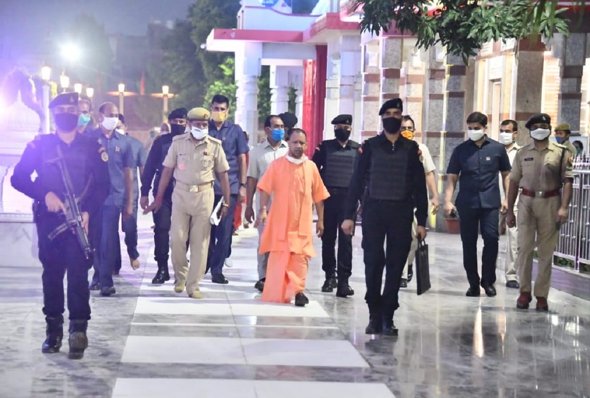 Yogi Adityanath expressed his displeasure over delay of construction jungle kauriya forelane