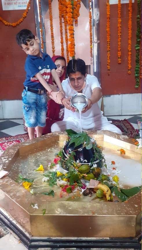 The line of devotees started to be naive