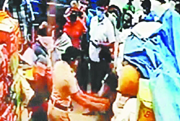 Chandigarh police Lady constable beats man for not wearing mask