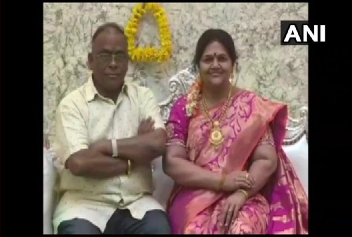 An industrialist tribute his late wife by installing a silicon wax statue in his new home