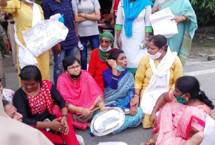 protest of women congress in front of CM awas