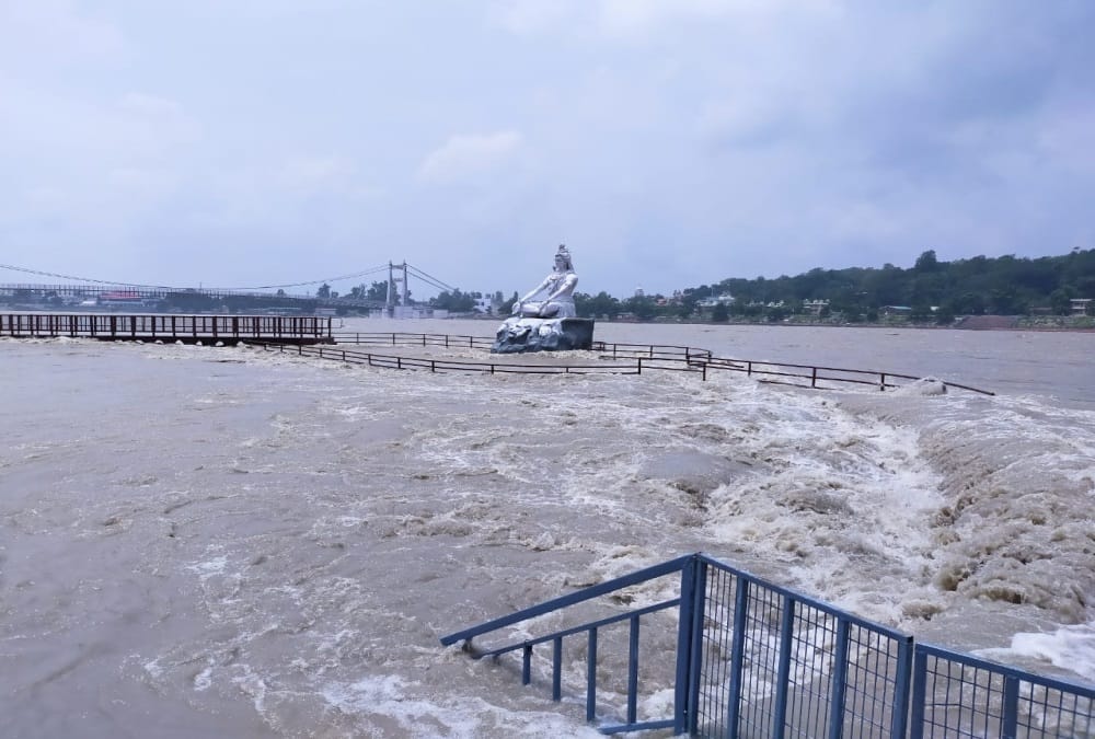 Uttarakhand weather today update news in hindi : rain in many districts, ganga near danger level