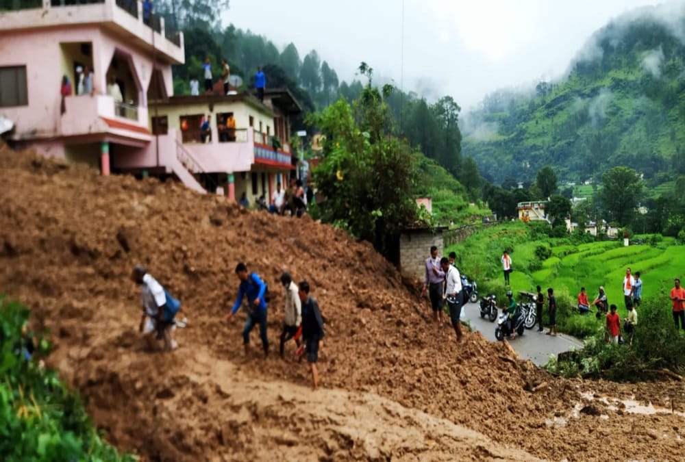 Uttarakhand weather today update news in hindi : heavy rain create furor