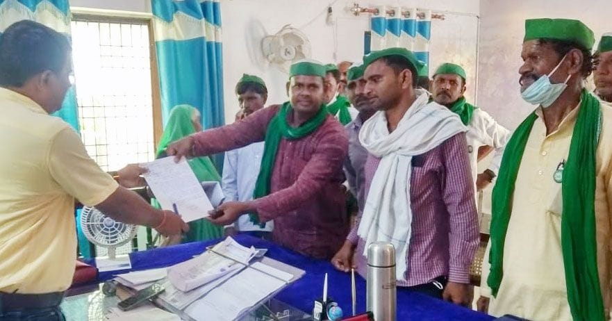 kisaanon kee samasyaon ko lekar bhaakiyoo ne kiya pradarshan
