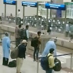 वाराणसी एयरपोर्ट पर पहुंची यात्री।