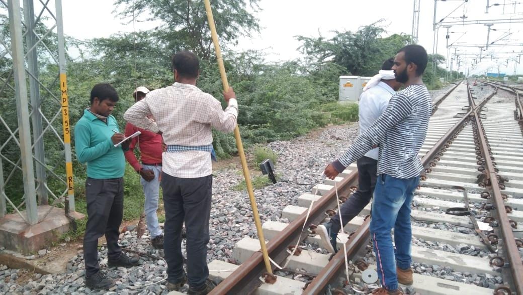 railway terack per maalgadi ko jhatka