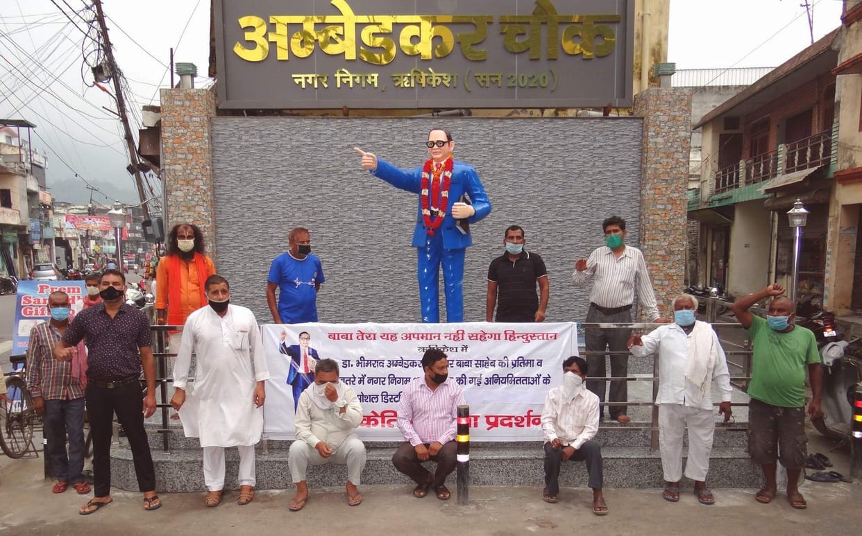 Strike to rebuild the square and change the statue