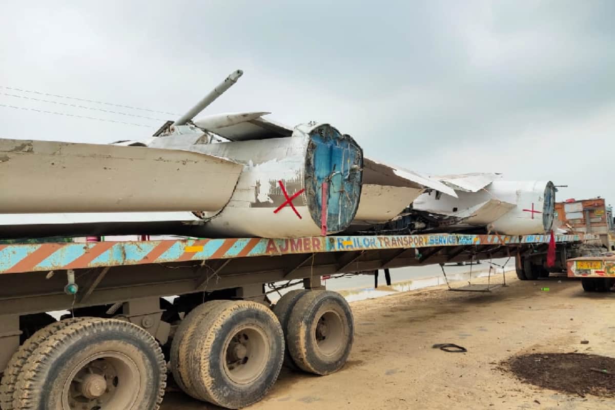 Merchant bought airplane scrap from Gujarat, arrived Meerut after loading it in three trolleys