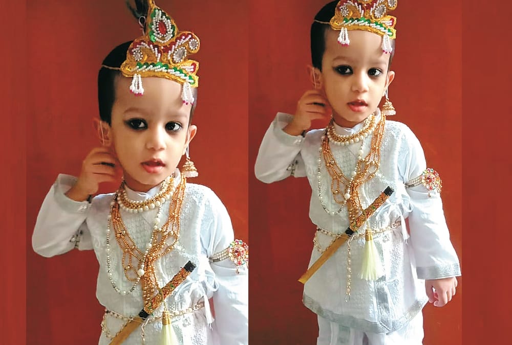Muslim women send their children in Ghar Ghar Kanha.