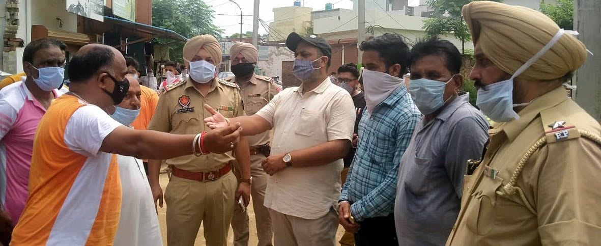 Protest for two hours against open manhole of sewerage