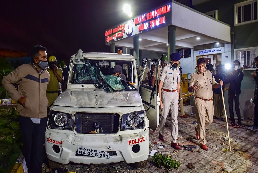 Bengaluru Violence how and when mob attack the cops know the real time here