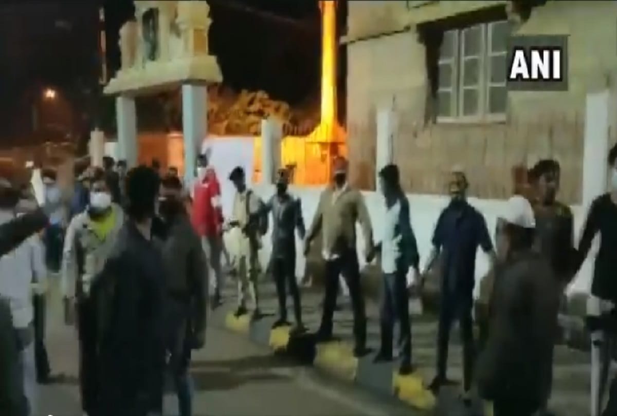 Bangalore Riots News: Bengaluru Violence: Muslims gathered to save Hanuman Temple