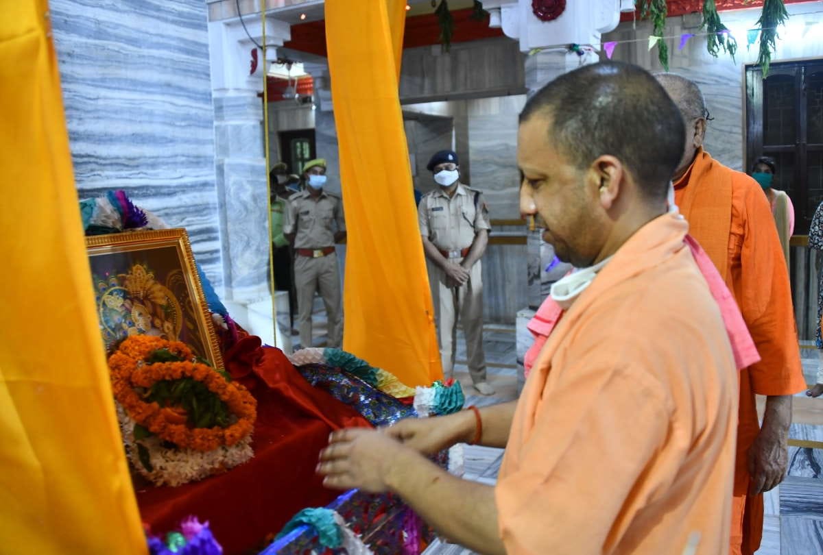 CM yogi adityanath Celebrate krishna Janmashtami in Gorakhnath temple Gorakhpur