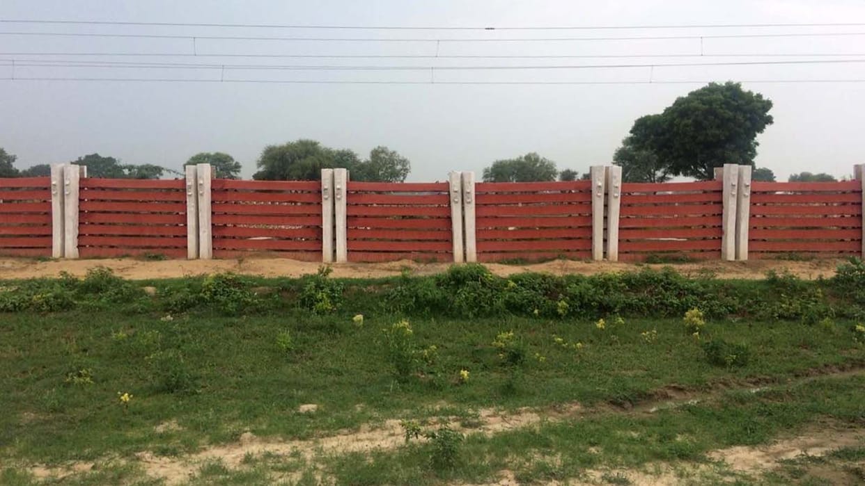 Construction of walls along the track started on New Delhi-Howrah route