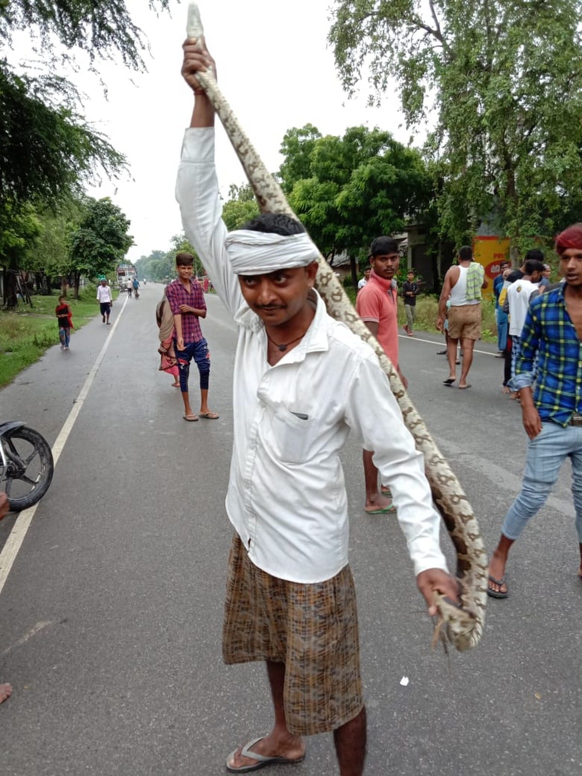 Drunk man wandered around putting python on his shoulder in azamgarh up