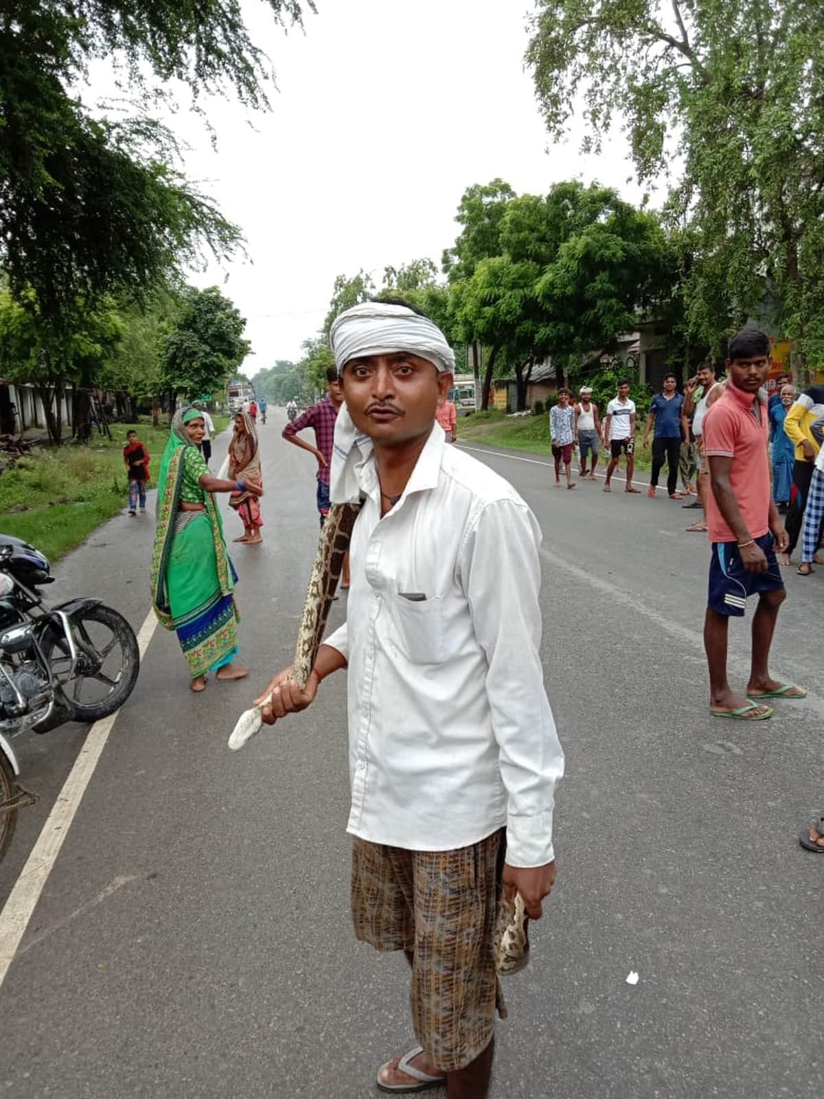 Drunk man wandered around putting python on his shoulder in azamgarh up