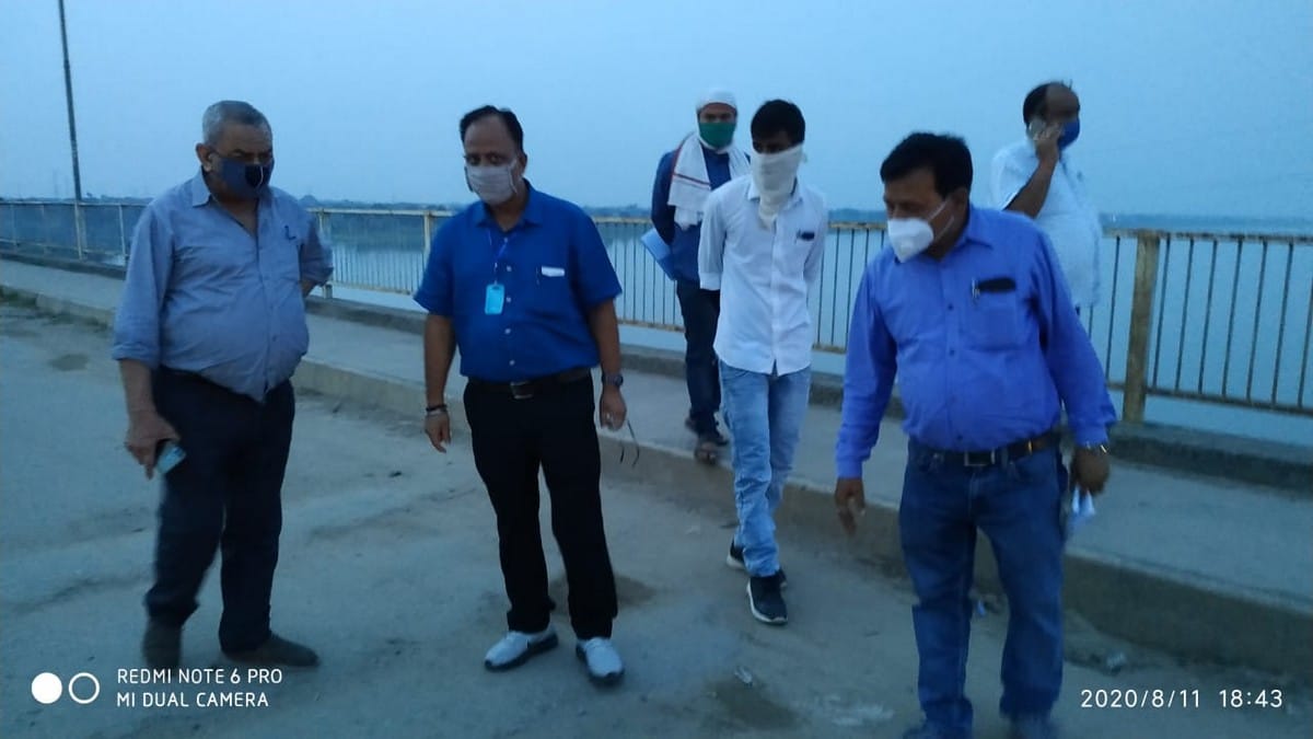 NHAI Project Director inspected construction work on Hamid Setu in ghazipur