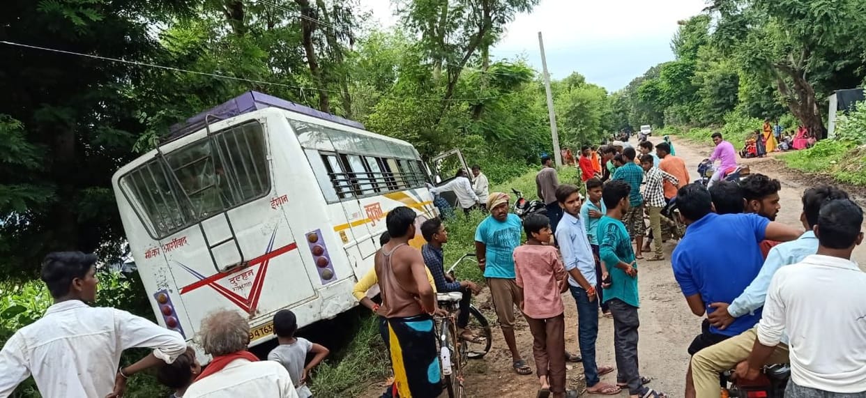 satayrigh fail hone sadak ke niche utri bus, bada hadsa tala
