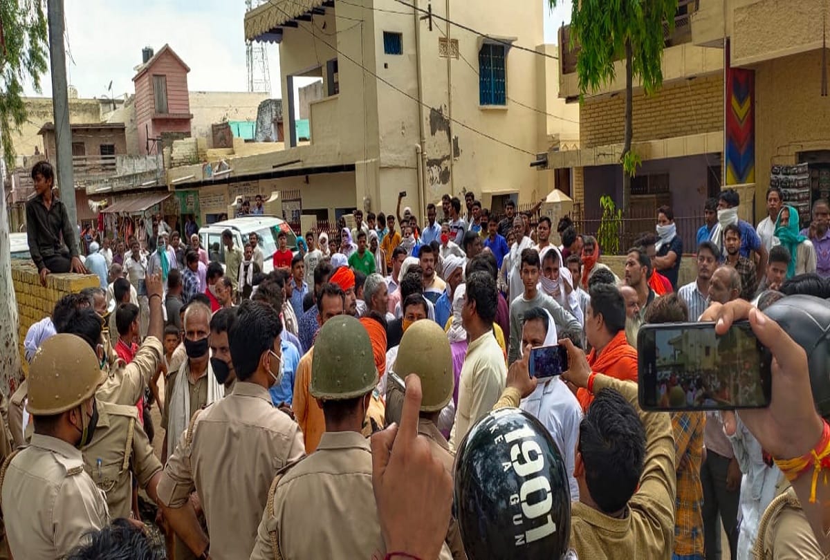 BJP MLA Raj Kumar and police incharge of Iglas fight in Gonda police station in aligarh