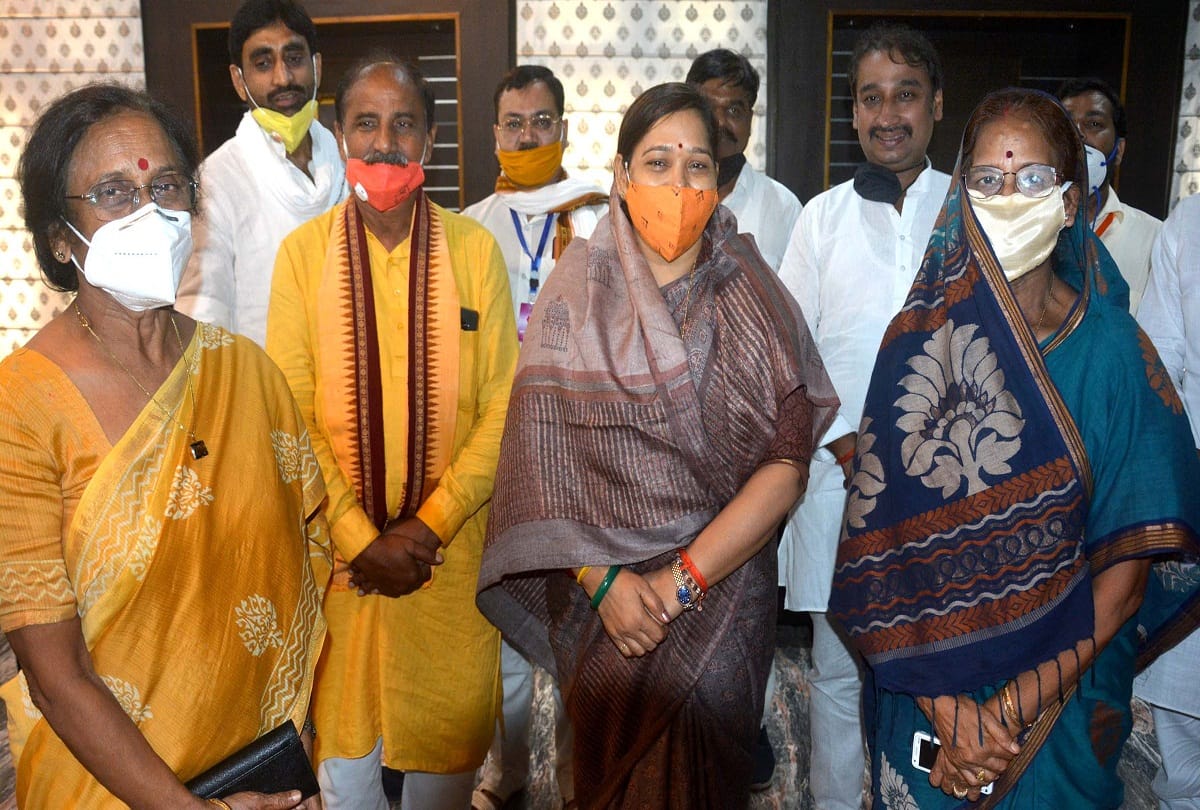 Jila Panchayat President Rekha Singh survived, only five members reached by the appointed time