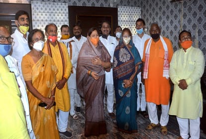 Jila Panchayat President Rekha Singh survived, only five members reached by the appointed time