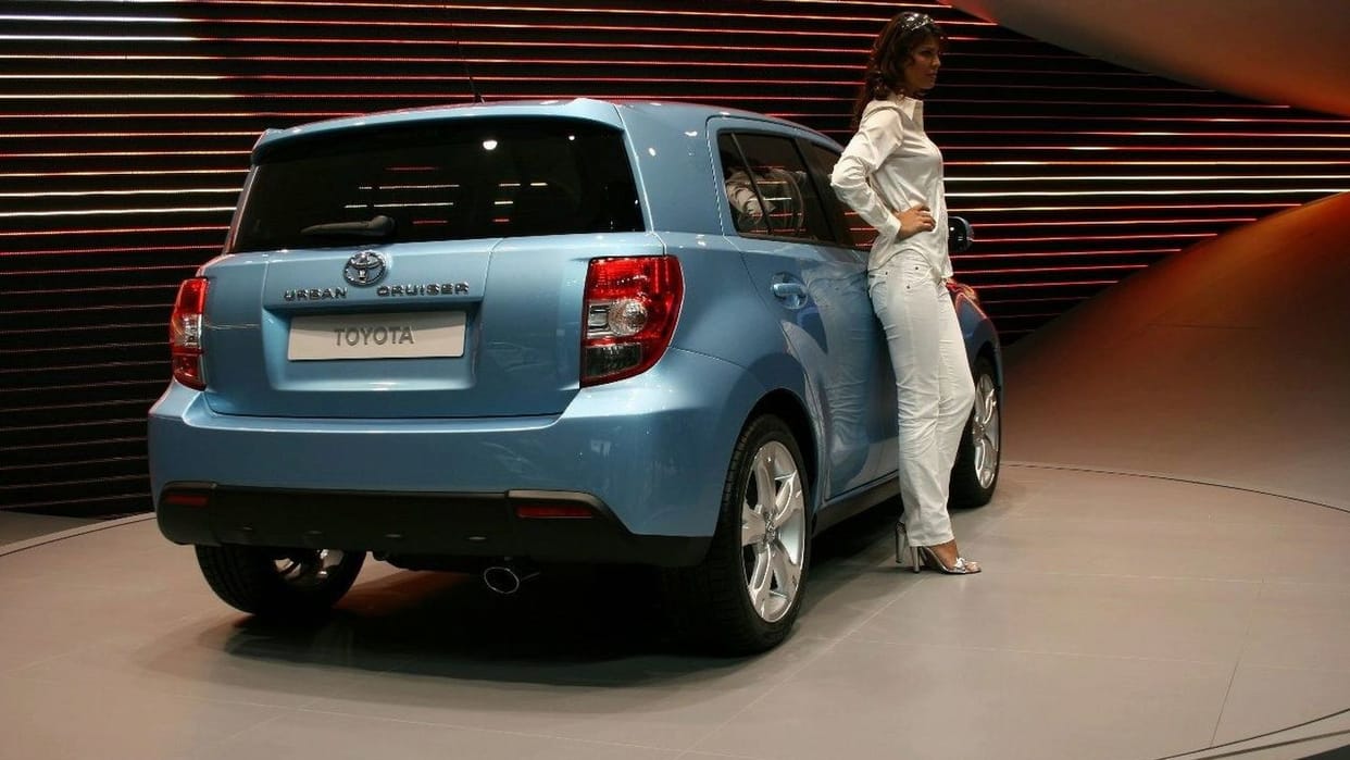 Upcoming subcompact SUV Toyota Urban cruiser vs Maruti Suzuki vitara brezza features, engine and Mileage comparison
