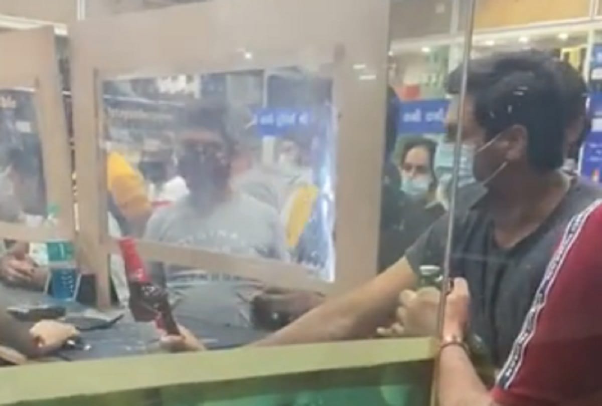beer bottle broke on the head in delhi in a liquor shop