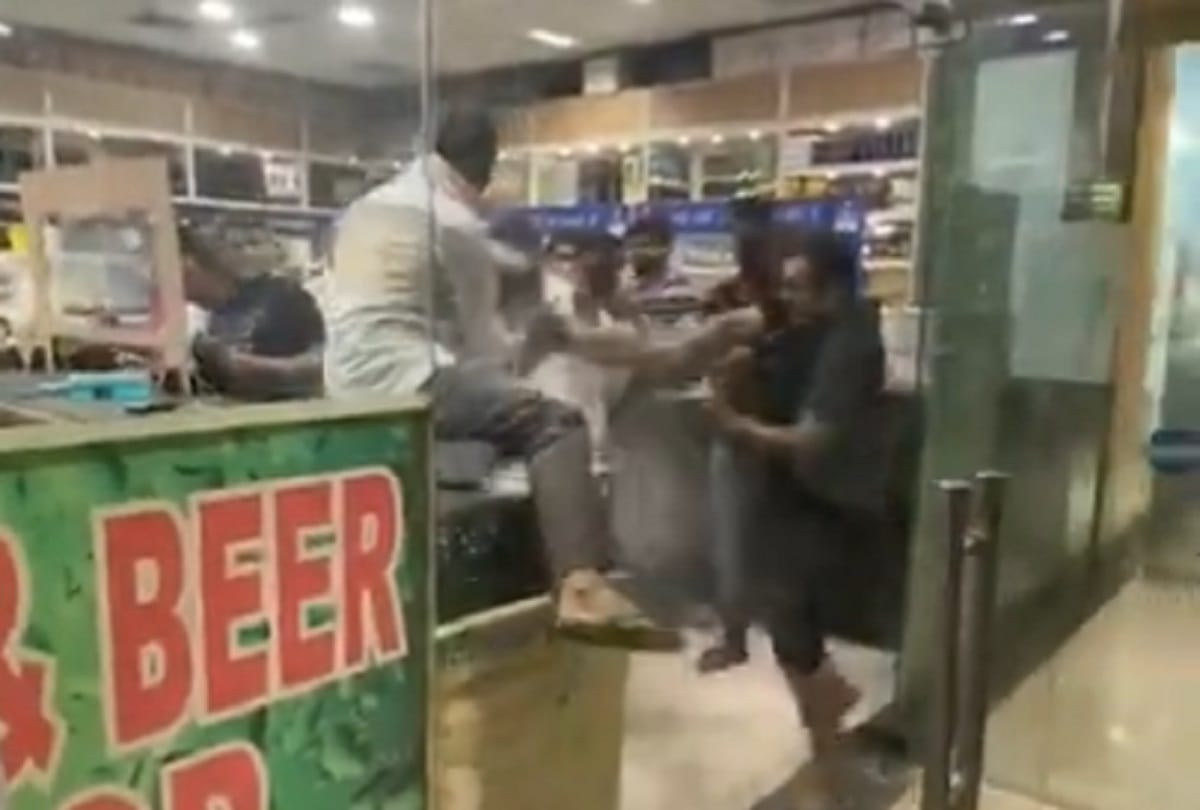 beer bottle broke on the head in delhi in a liquor shop