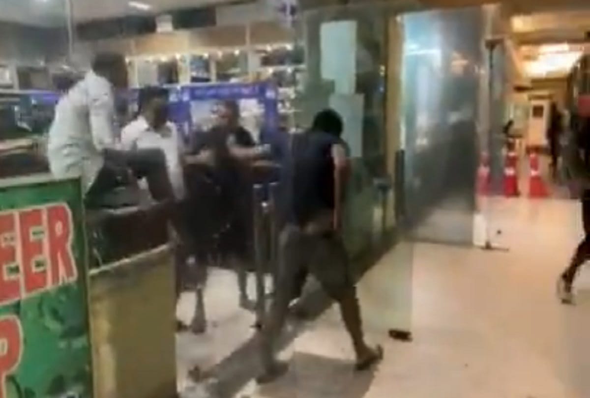 beer bottle broke on the head in delhi in a liquor shop