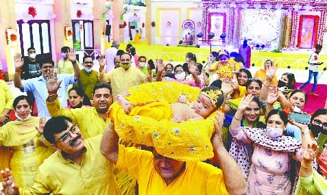 Kanhai devotees born inside closed doors greeted by singing auspicious song