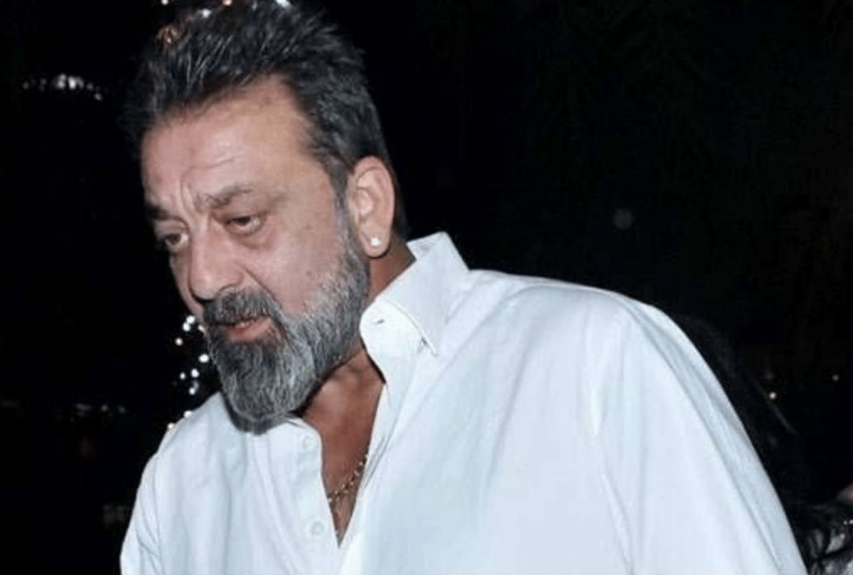 Ranbir Kapoor and Alia Bhatt snapped outside Sanjay Dutt residence